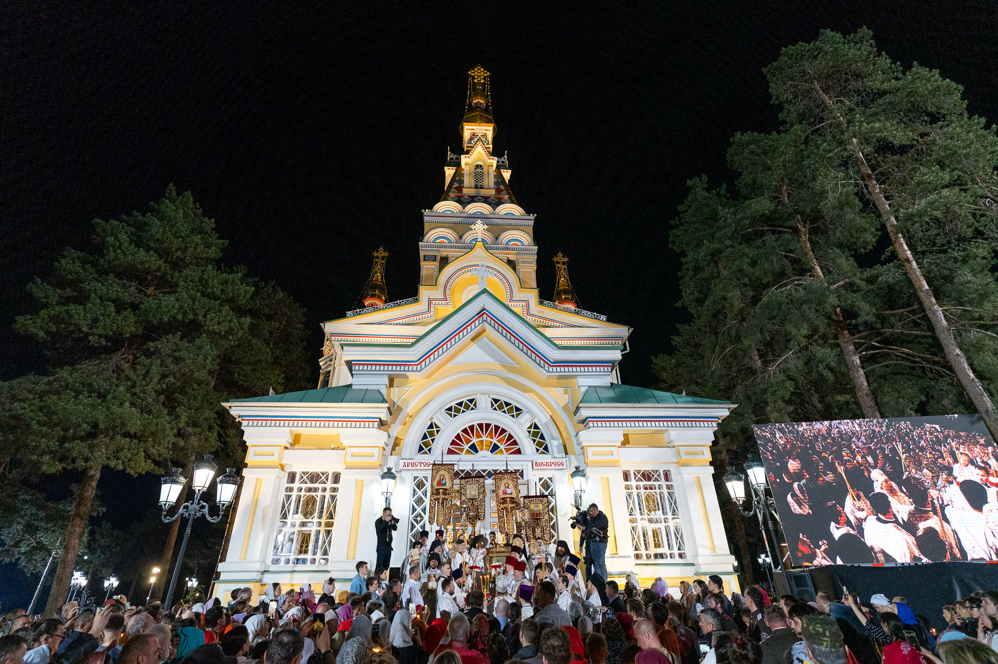 Ночные службы Пасхи в трех храмах Алматы покажут в прямом эфире 