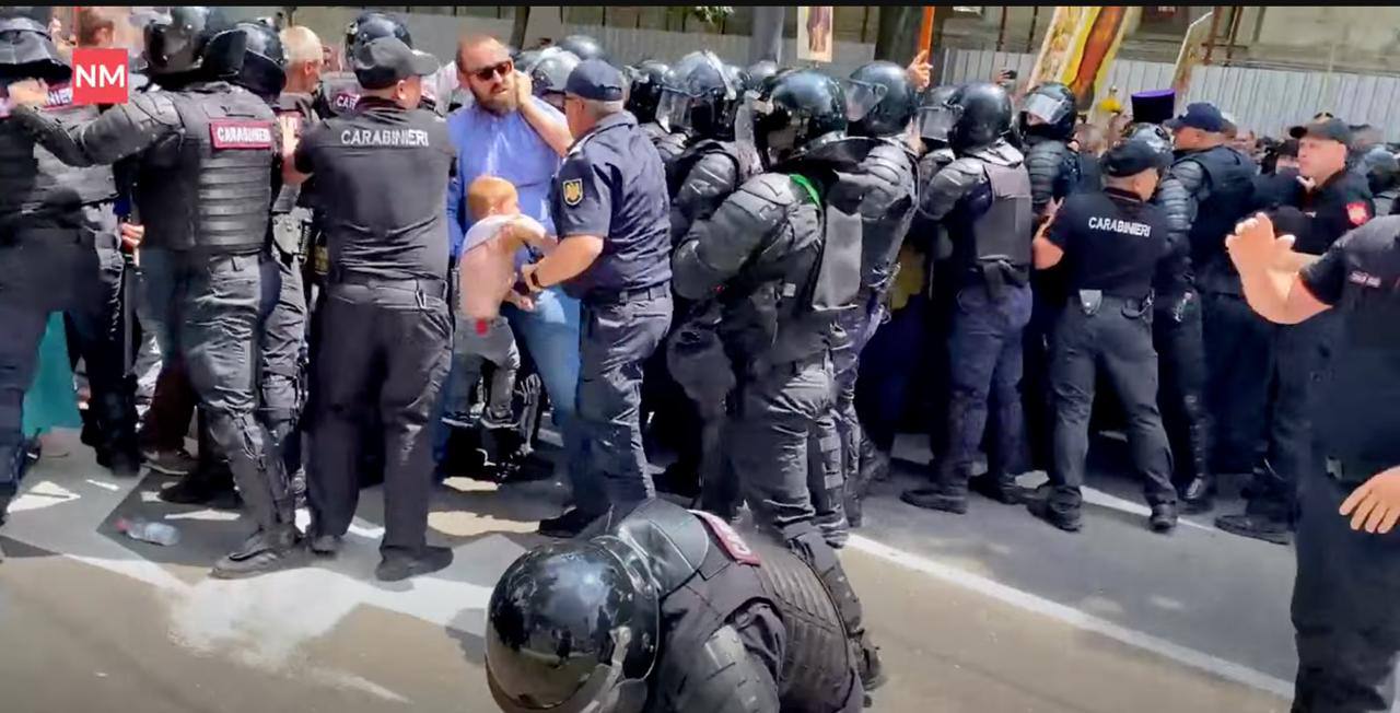 Молдавская полиция жестко разогнала верующих, выступивших против гей-парада Молдавская полиция жестко разогнала верующих, выступивших против гей-парада
