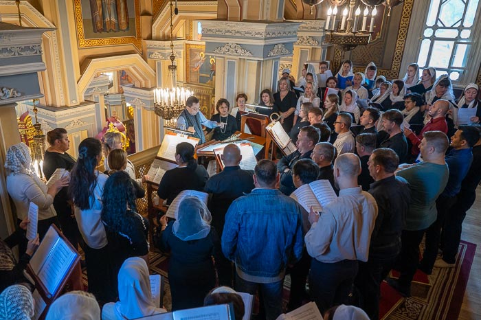 Руководители церковных хоров Казахстана и России совместно спели Литургию в Вознесенском соборе Алматы