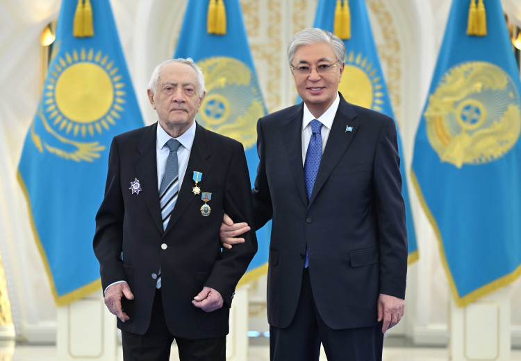 Токаев присвоил высшую награду знаменитому альпинисту 