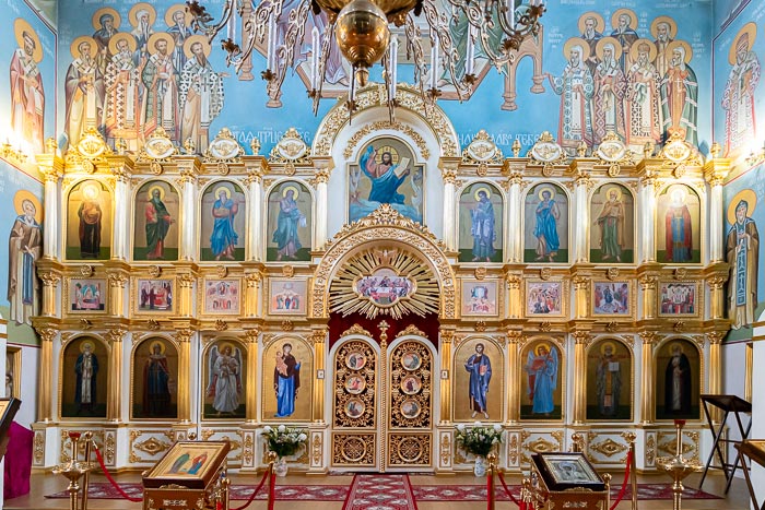 В Талгаре освящен новый иконостас Никольского храма 