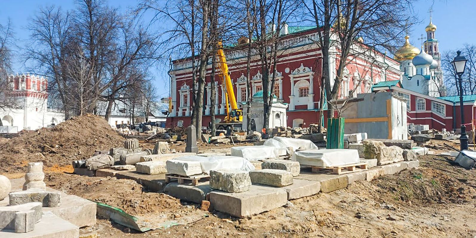 Остатки старинного некрополя нашли на территории Новодевичьего монастыря Остатки старинного некрополя нашли на территории Новодевичьего монастыря