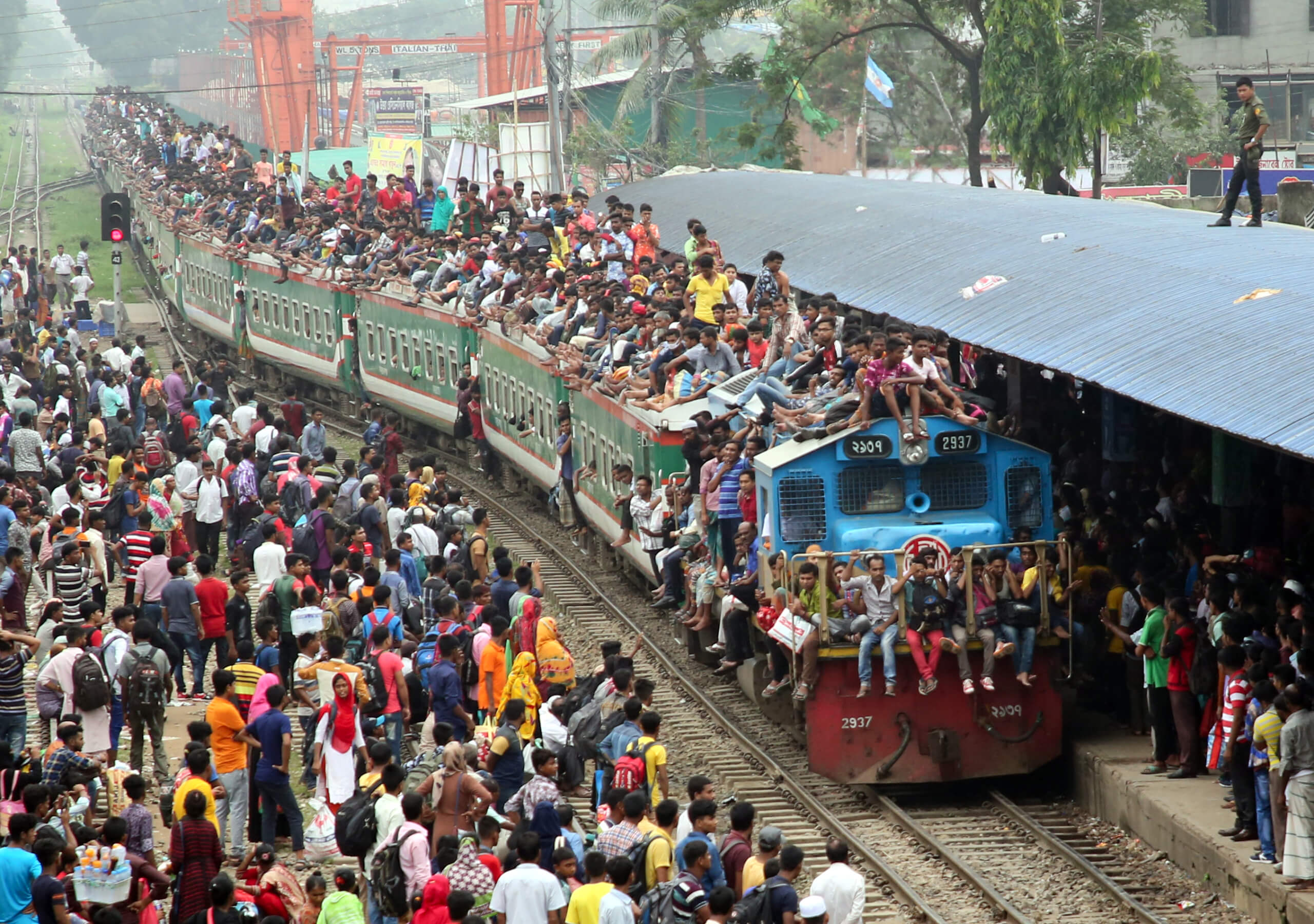 Ученые назвали численность населения Земли критической 