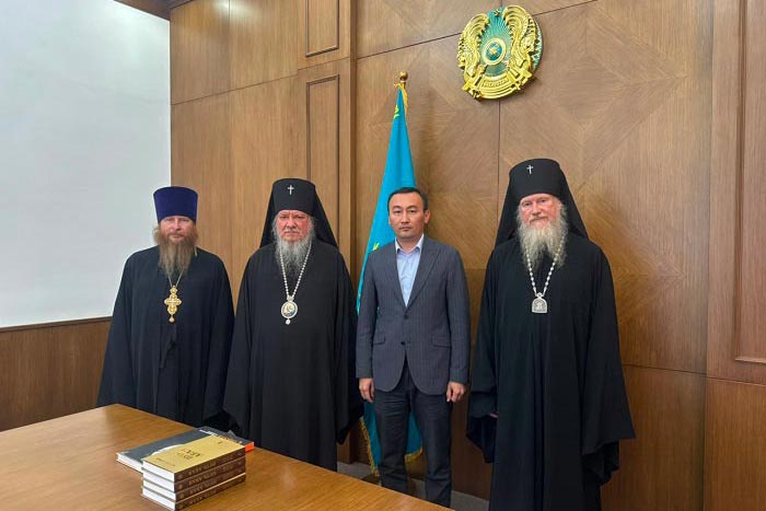 Акиму области Улытау представили архиепископа Сатпаевского 