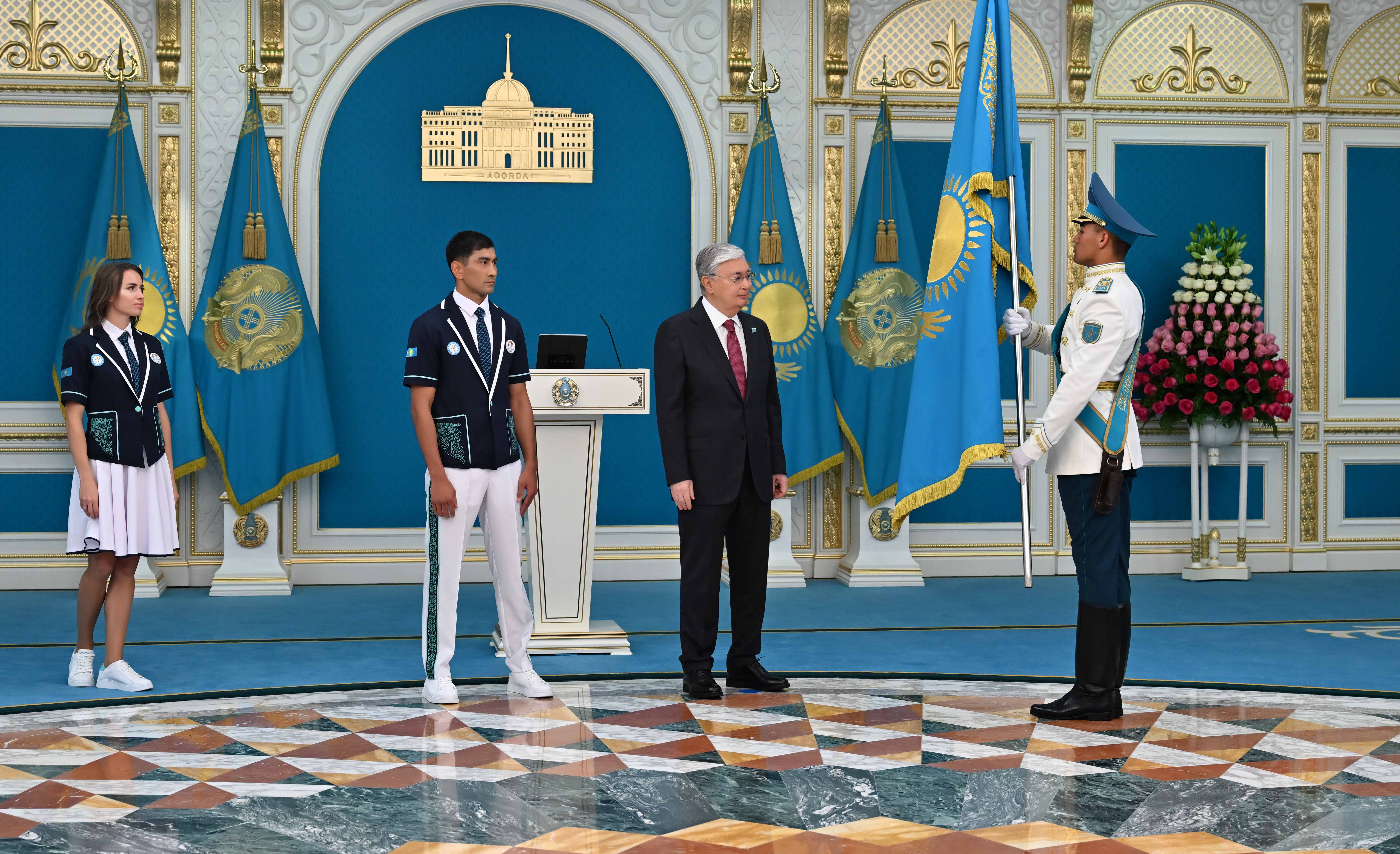 Президент Казахстана передал флаг знаменосцам олимпийской сборной Президент Казахстана передал флаг знаменосцам олимпийской сборной