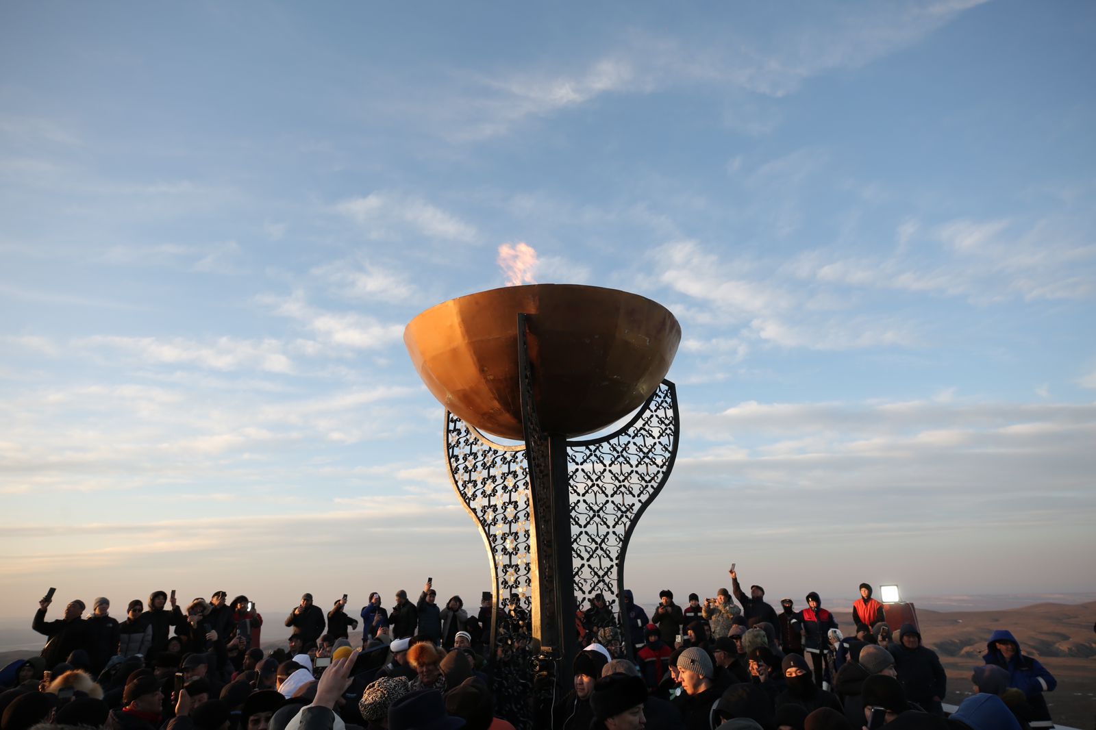 На самой высокой точке в Мангистау зажгли огонь единства 