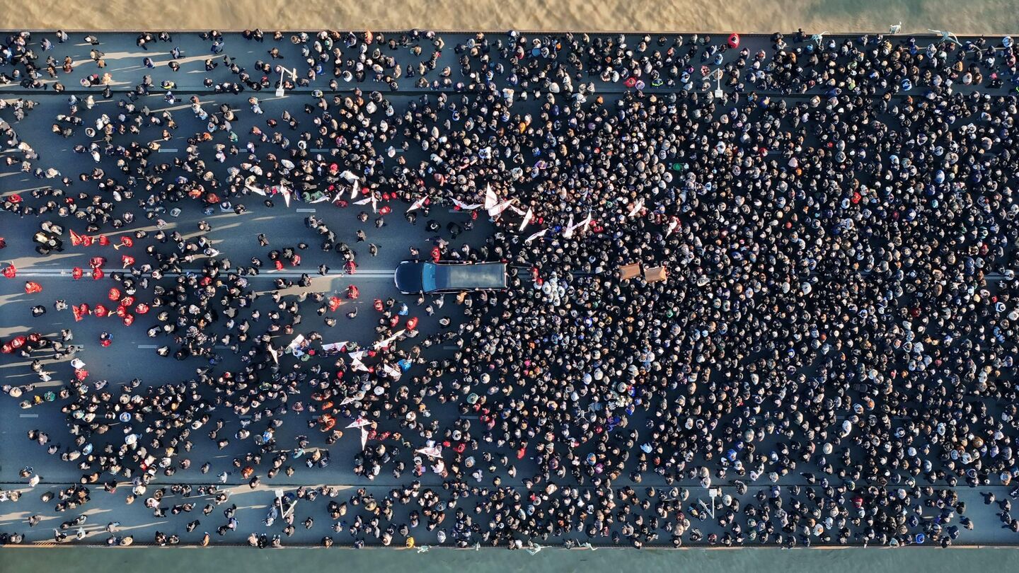 Тысячи людей собрались на траурное шествие с гробом грузинского патриарха 