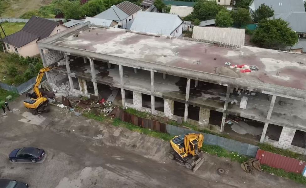 В Алматы сносят очередную нелегальную постройку В Алматы сносят очередную нелегальную постройку