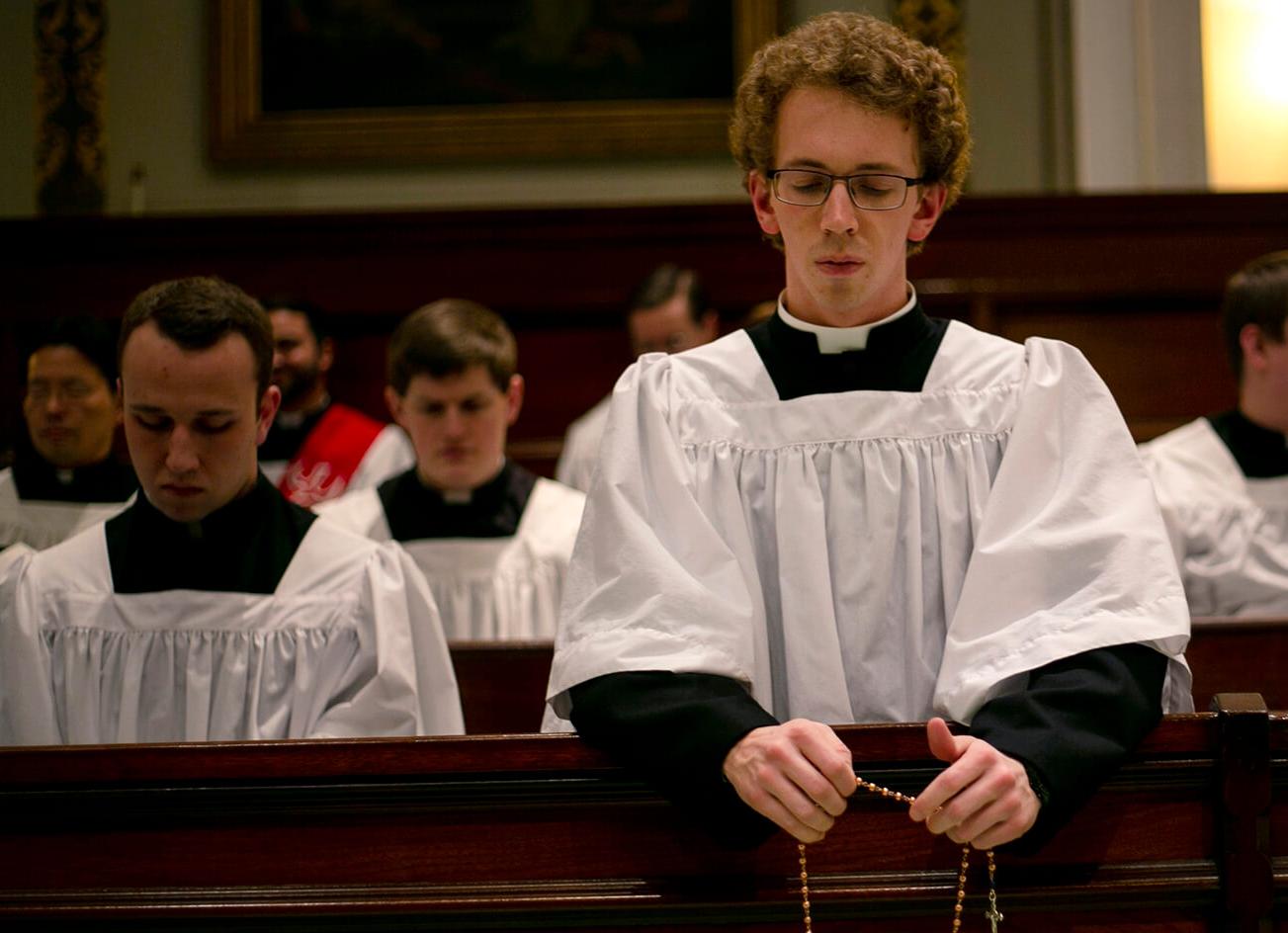 В США молодые мужчины опередили женщин в интересе к религии 