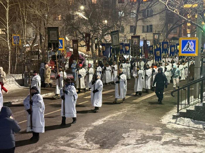 В Астане прошел традиционный крестный ход к реке Ишим