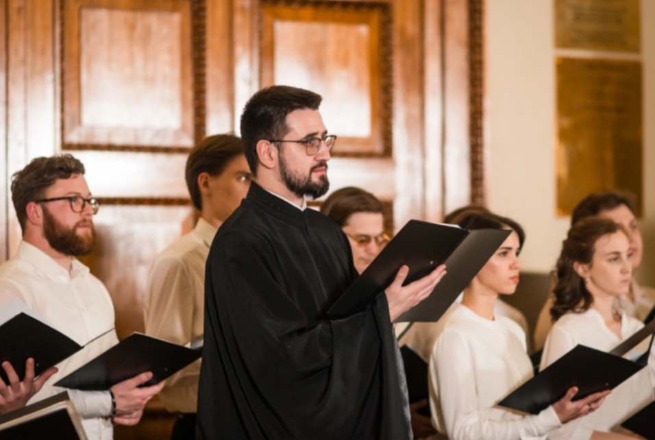 В Сети обсуждают «священника с брутальной внешностью» 