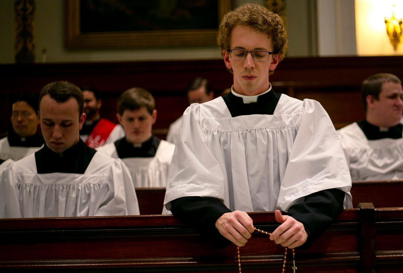 В США молодые мужчины опередили женщин в интересе к религии 