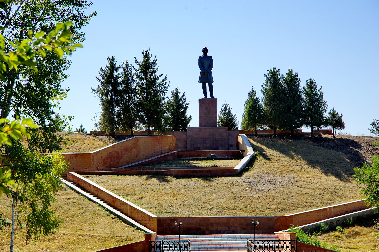 Могила Валиханова так и не стала святым местом поклонения. Почему? 