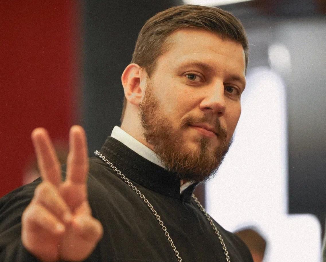 Священник стал сетевой знаменитостью благодаря спорту и необычным видео 