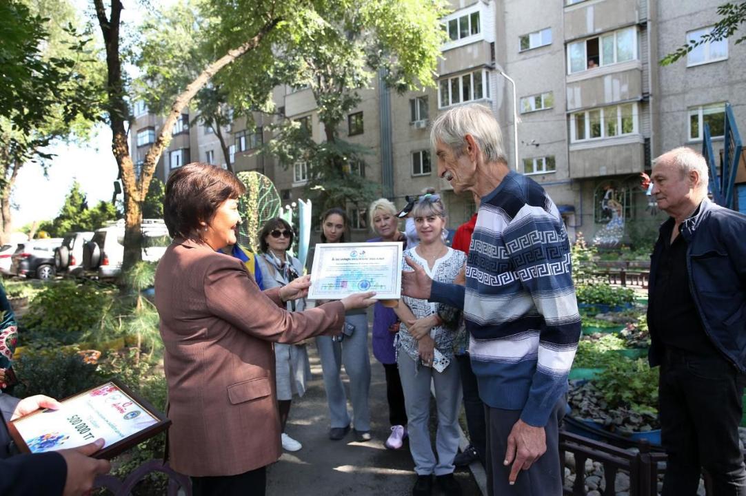 Житель Алматы получил от акимата благодарность и деньги за благоустройство своего двора