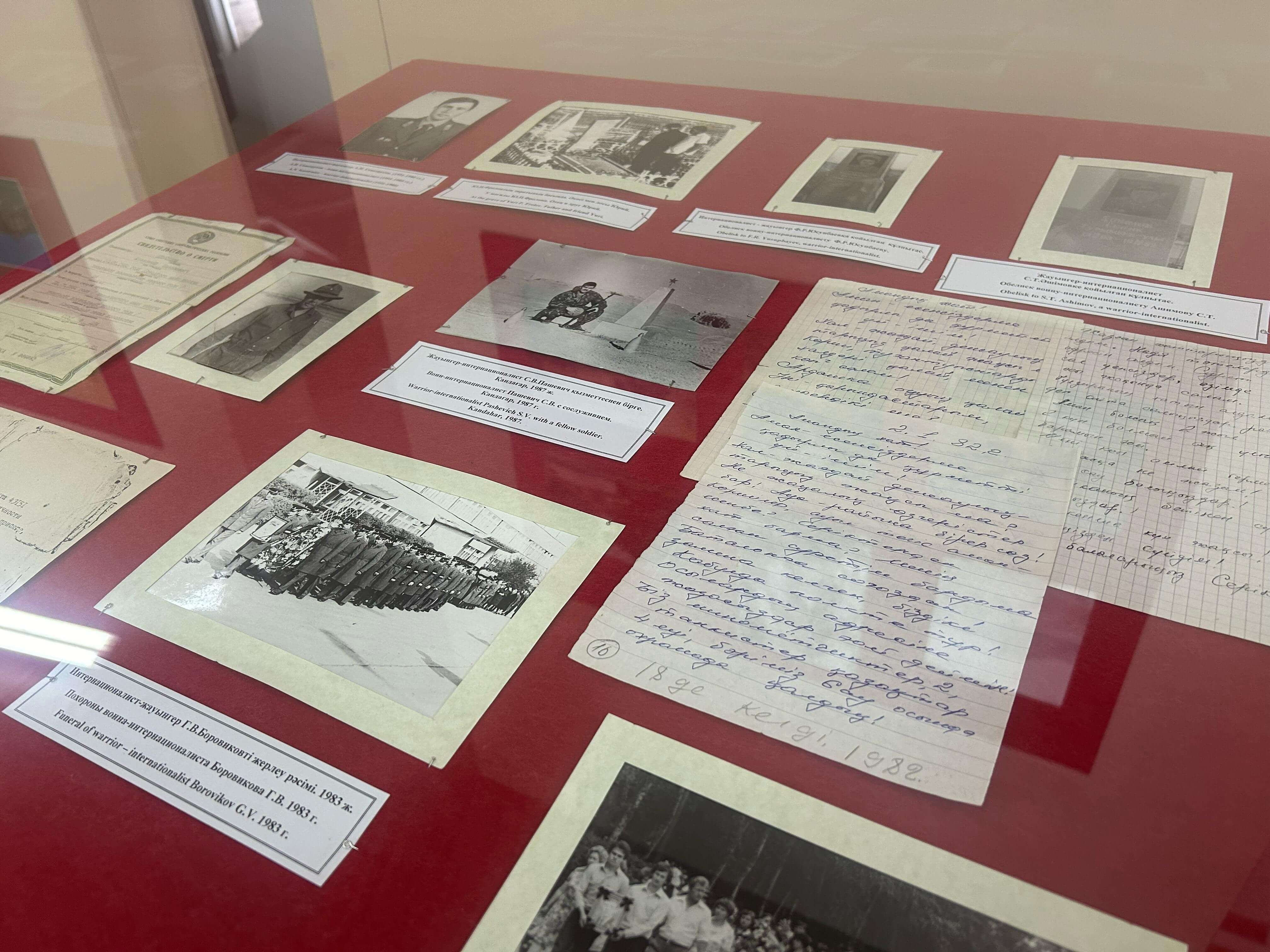 Личные вещи, фотографии и документы солдат-«афганцев» демонстрируют в Алматы