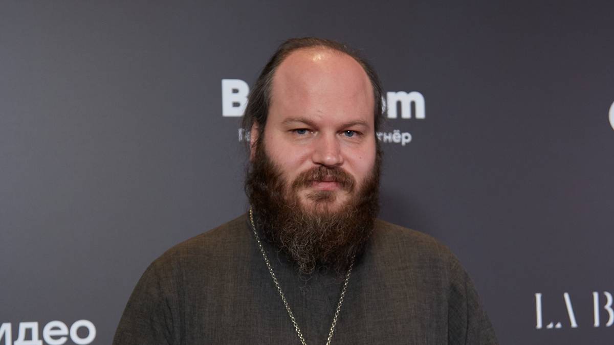 Священник объяснил причину одиночества современных подростков 