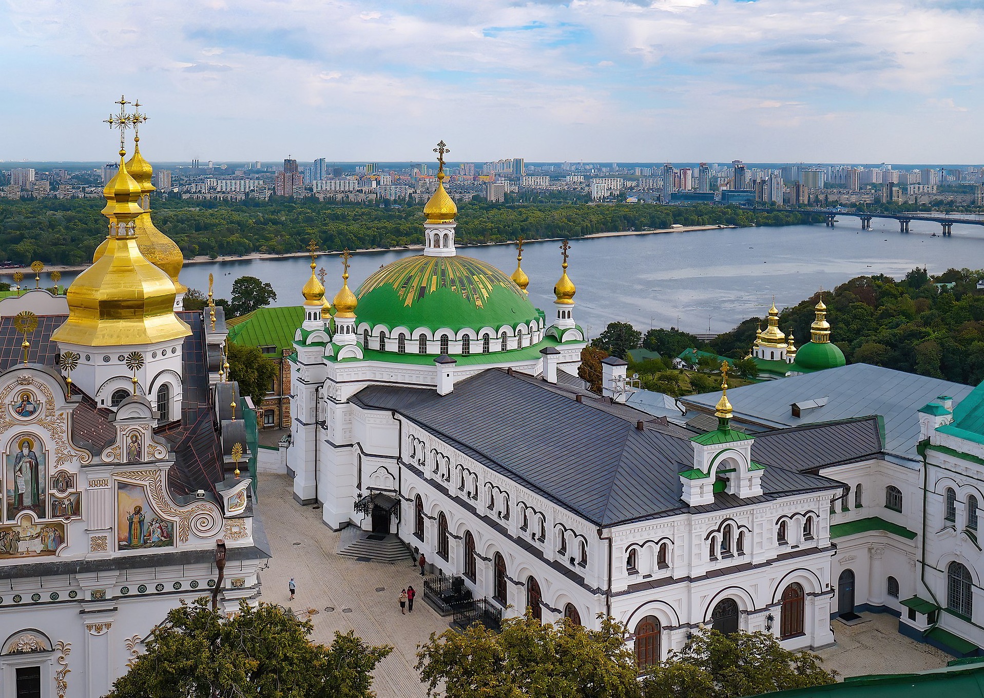 В храме Киево-Печерской лавры устроили кулинарное шоу