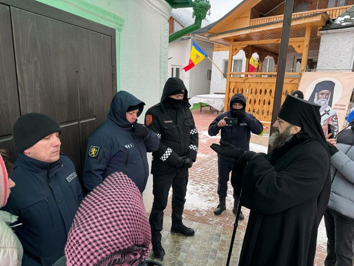 Молдавский священник забаррикадировался в храме в ответ на действия властей 