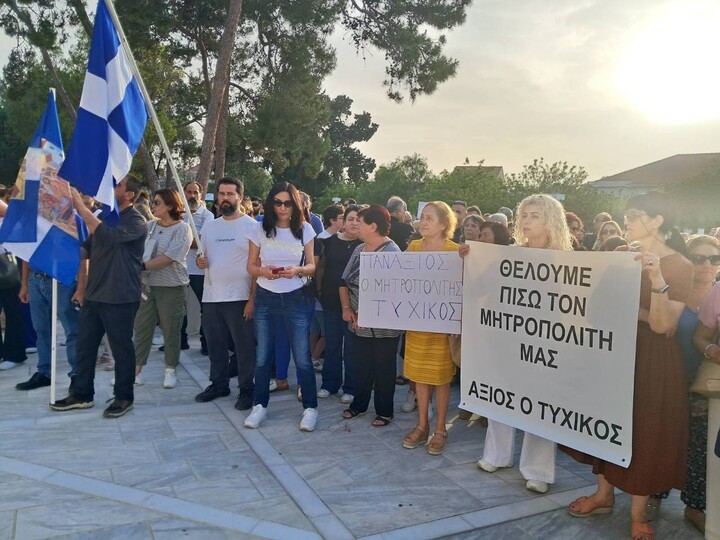 На Кипре верующие митингуют против отстранения митрополита На Кипре верующие митингуют против отстранения митрополита