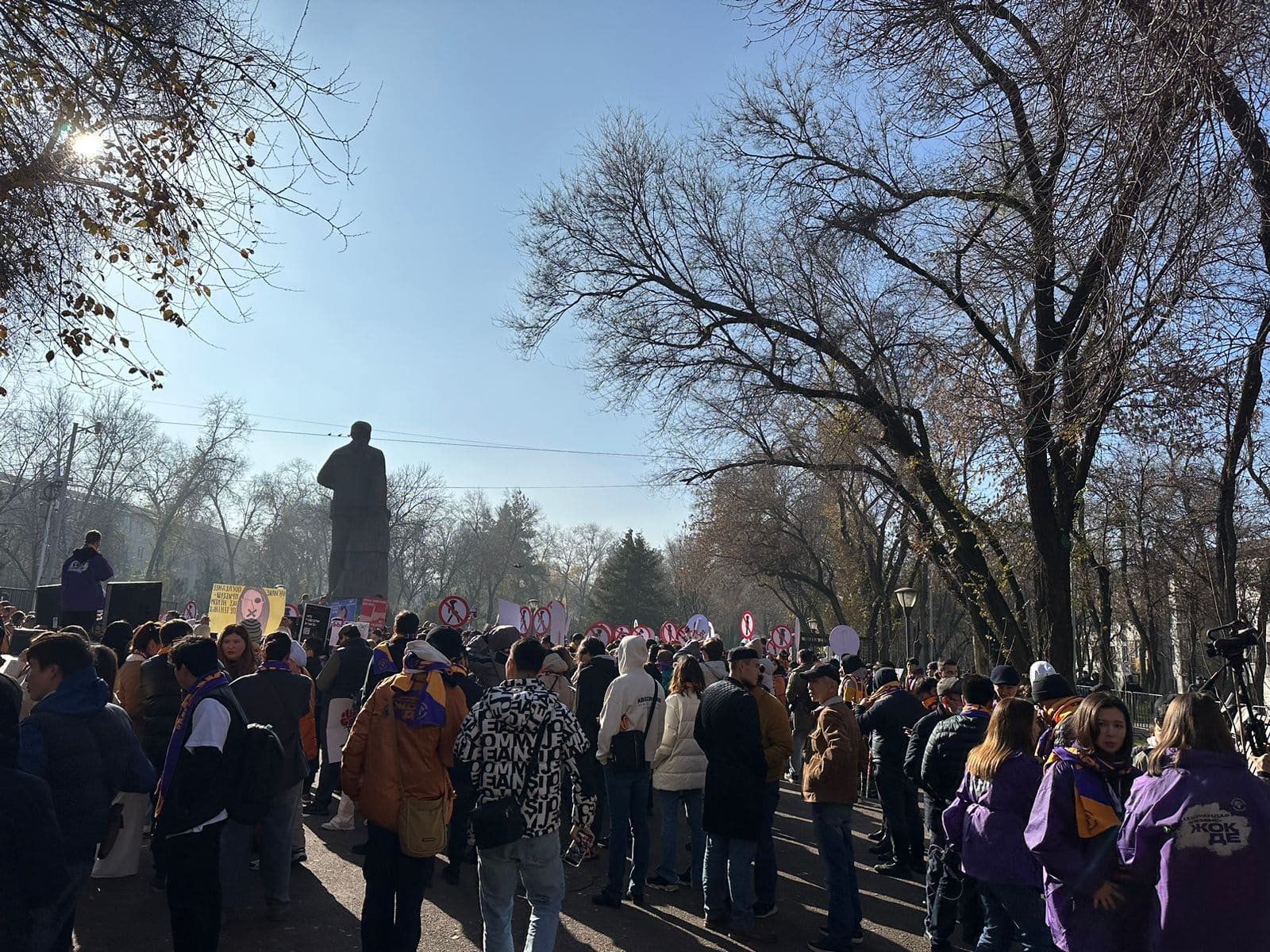 Размытые идеи и скучающие студенты: митинг против насилия в Алматы оставил двоякое впечатление Размытые идеи и скучающие студенты: митинг против насилия в Алматы оставил двоякое впечатление