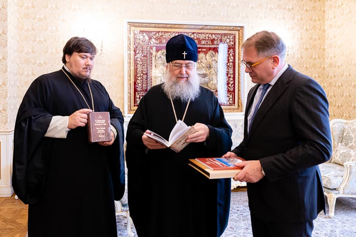Митрополит Александр подарил послу Франции Евангелие на казахском языке Митрополит Александр подарил послу Франции Евангелие на казахском языке