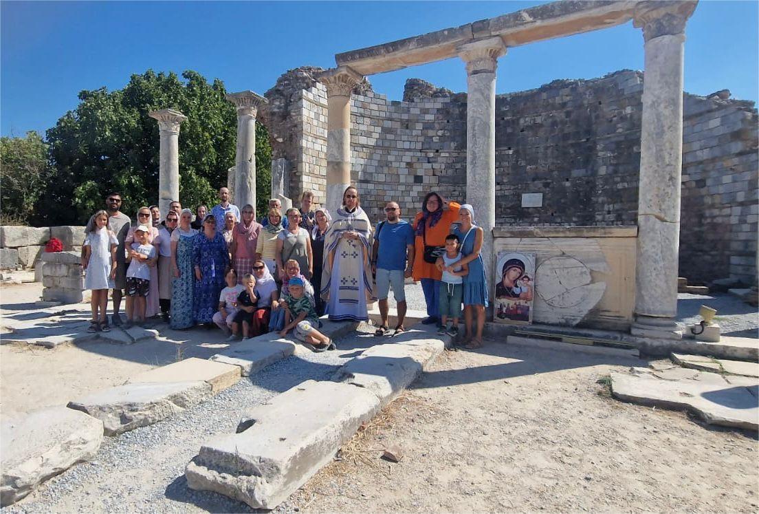 В храме, где в V веке утвердили христианский догмат о почитании Богородицы, совершено православное богослужение