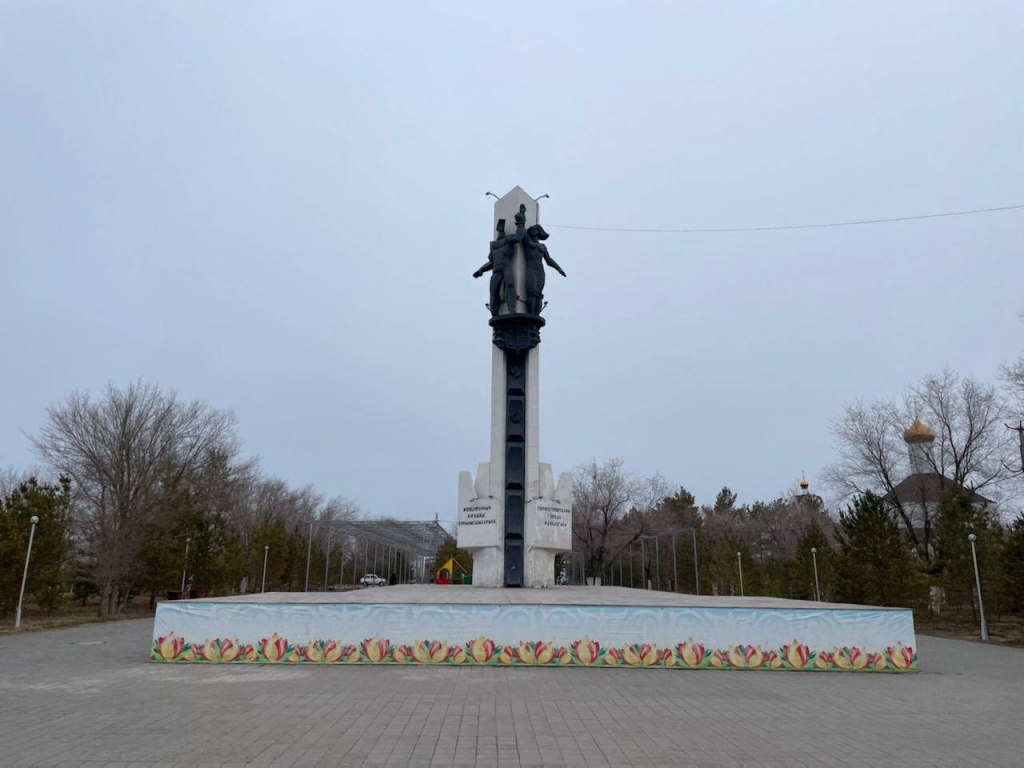 Памятник первостроителям / Фото АПН