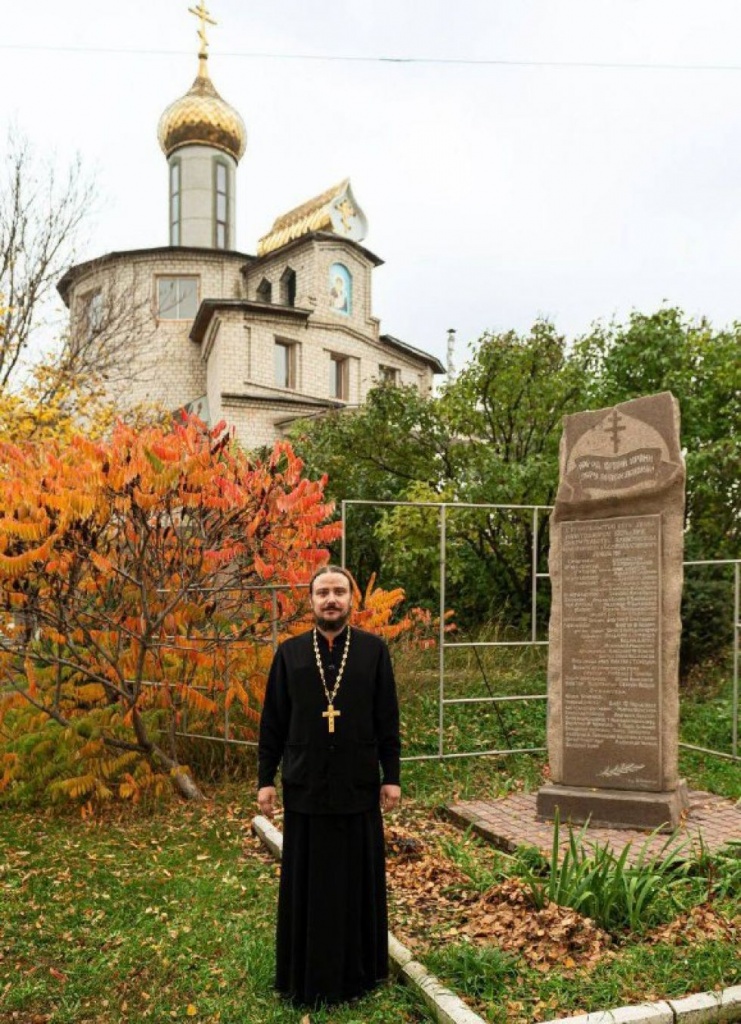 отец Яков на фоне храма в селе Панфилове. отец Яков на фоне храма в селе Панфилове.