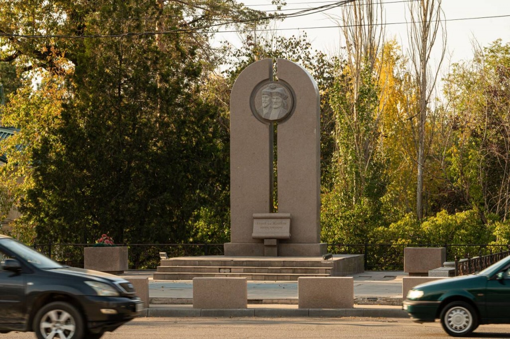 Памятник Керею и Жанибеку