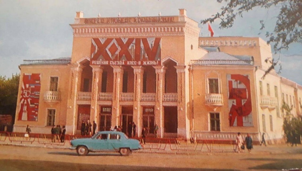 Дворец металлургов в 50-е годы прошлого века / Архивное фото из Жезказганского историко-археологического музея