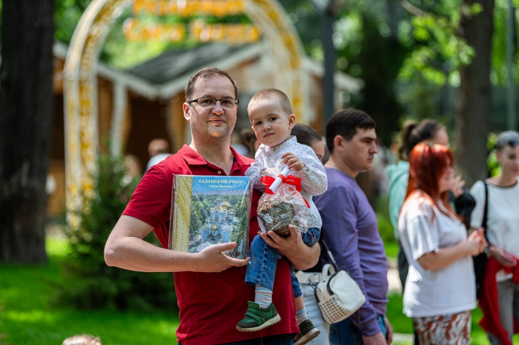 Вячеслав с сыном Давидом, гости парка и обладатель приза «Пасхального аукциона»