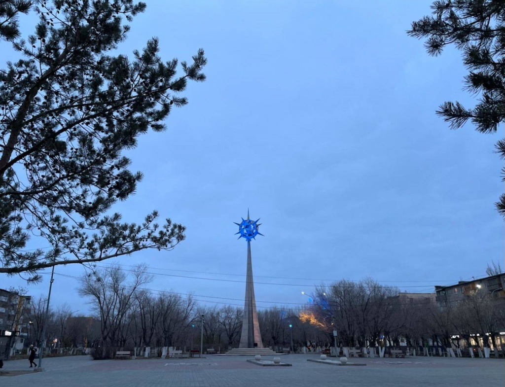 Стела "Космос" на бульваре Космонавтов / Фото АПН