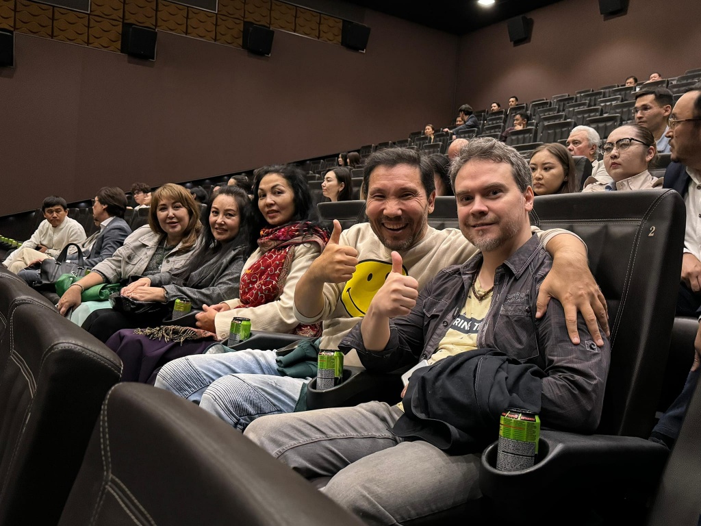 6. Съемочная группа на вручении премии Тулпар. В центре - Наталья Баженова.jpg