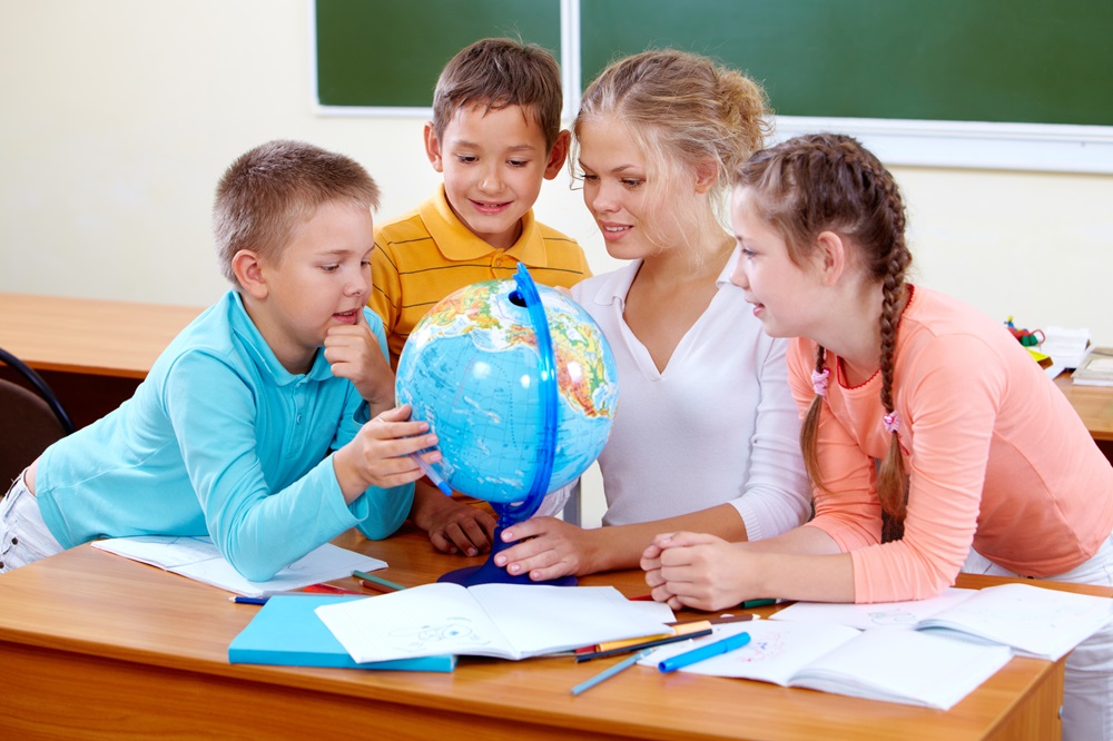 geography-teacher-students-looking-globe.jpg