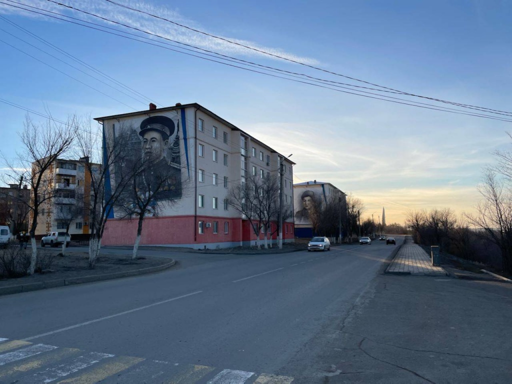 Муралы вдоль дороги по улице Женис / Фото АПН