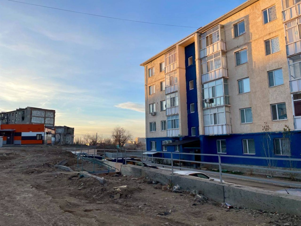 Двор по улице Женис в Жезказгане / Фото АПН