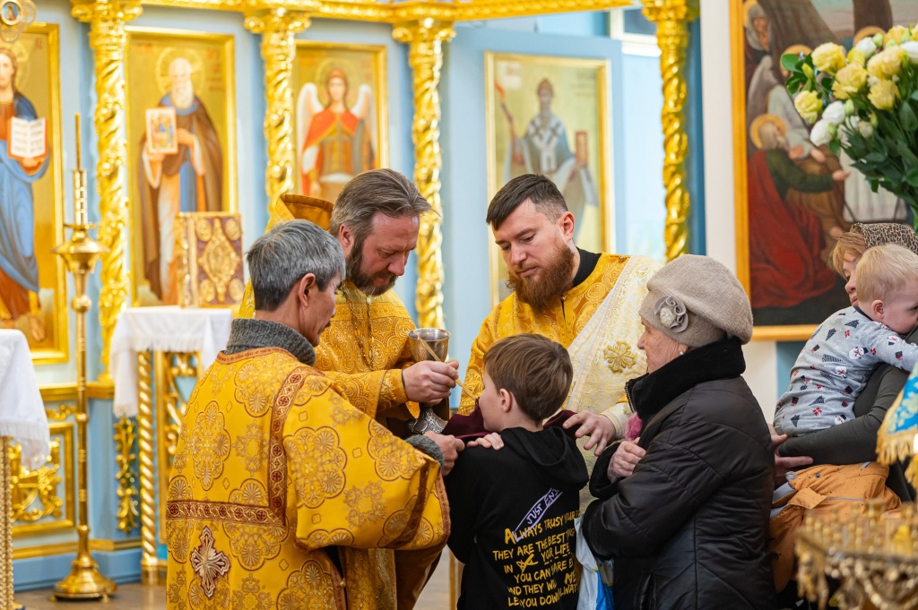 Причастие в Казанском соборе Алматы