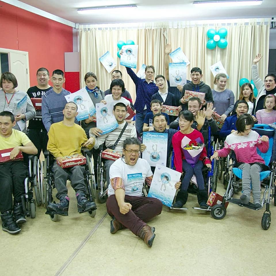 1.С ребятами Общественного Фонда Асау- занимающегося разработкой проектов для людей из социально уязвимых слоев населения.jpg