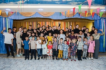 Театрдың жас әртістері балалар үйінің тәрбиеленушілеріне қолдау көрсетті