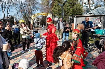 Баурсаки, «Кара жорга» и валяние из шерсти: как алматинцы отмечали Наурыз 
