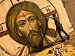 Художник украшает улицы православными граффити 