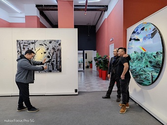 Орманның арғы жағында. Қытайлық суретші Лу Линьнің айтары бар 