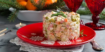 Тот самый оливье. Как менялся рецепт знаменитого салата