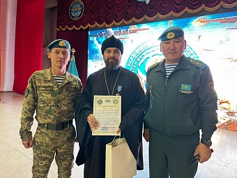 Священник выступил перед военнослужащими в Алматы 