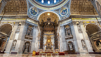 Вандал осквернил главный алтарь собора Святого Петра, где служит Папа Римский 