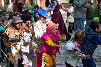 «Солнышко» балалар орталығының тәрбиеленушілері Қазақстан халықтарының ертегілері саябағында болып қайтты