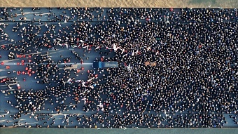 Тысячи людей собрались на траурное шествие с гробом грузинского патриарха 