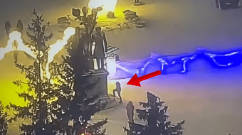 Иностранцы в Петропавловске залезли на памятник Пушкину и Абаю