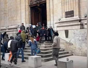 Во Франции мигрантам разрешили жить в церкви из-за холодов 